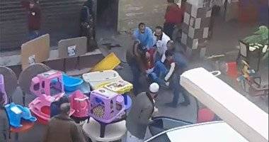 بالفيديو تاجر مخدرات يمطر شابا برصاص رشاش آلى ويحرق متجره بزجاجات المولوتوف