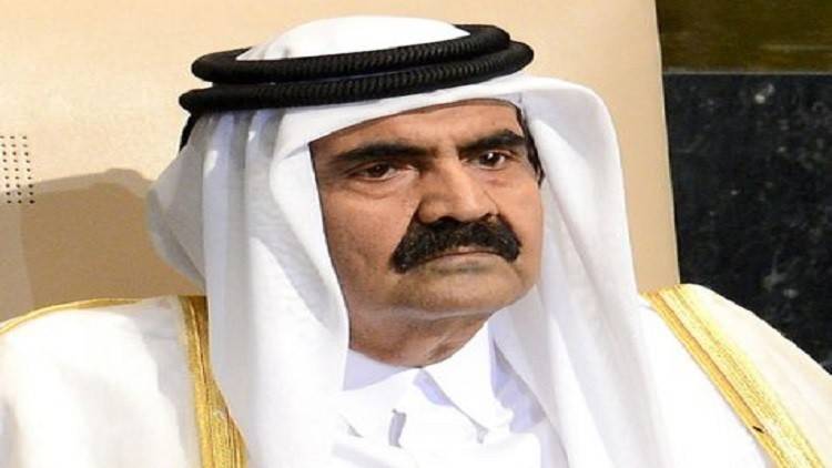 أمير قطر السابق يتعرض لكسر في رجله أثناء عطلته