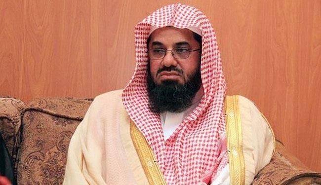 داعية سعودي يتعرض للهجوم من السعوديين بسبب تبريره رفع الاسعار في المملكة