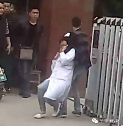 والد مريض يقصّ رقبة ممرضة بعد احتجازها رهينة .. وهذا السبب !