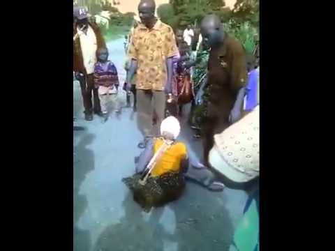 هكذا يتم ضرب الزوجة المخالفة لزوجها في إفريقيا