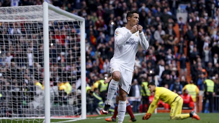 ريال مدريد يتصدر الليغا بانتظار رد برشلونة وأتلتيكو.. (فيديو)