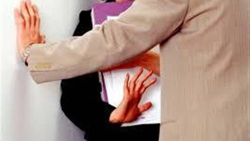 استاذ جامعي أوقف عن التدريس بسبب التحرش!!