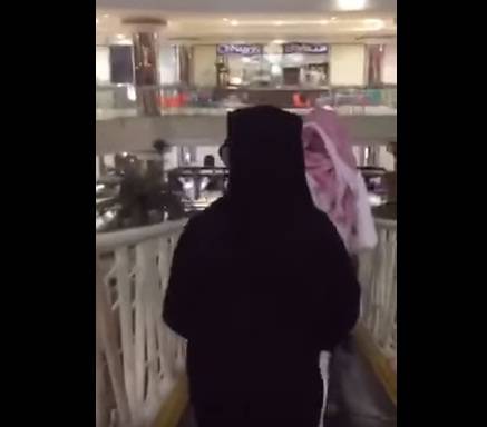 فيديو| تنكّر بلباسٍ نسائيّ ودخل بينهنّ في “مول” بالطائف وهذا ما جرى معه!