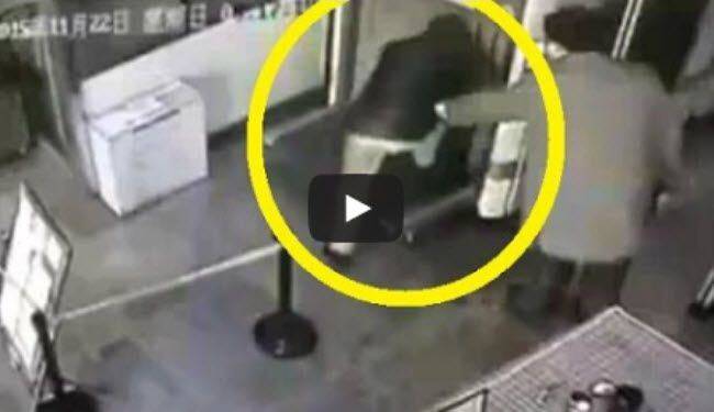 فيديو- ماذا حدث لمسافر دخل في جهاز فحص الحقائب!