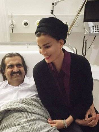 زوجة أمير قطر السابق تنشر صوراً لها برفقة زوجها عقب إجراءه جراحة بسويسرا