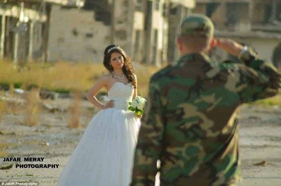 بالصور.. حفل زفاف ضابط وعروس على 