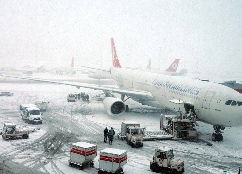 إلغاء أكثر من 300 رحلة بسبب الثلوج في اسطنبول