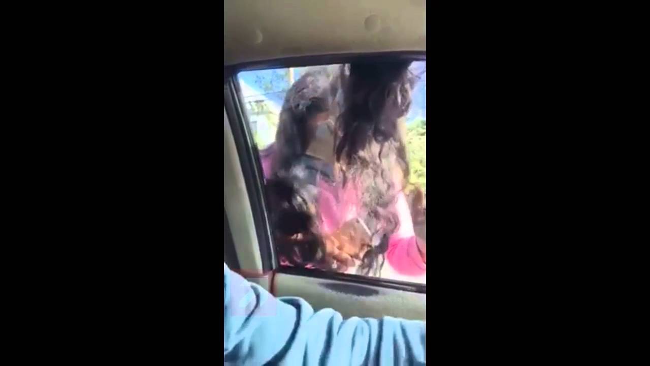 شاب يجر صديقته بسيارته بعد أن أغلق النافذة على شعرها “فيديو”