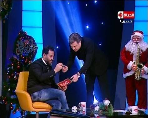 بالفيديو– تنويم ماجد المصري مغناطيسياً على الهواء.. شاهدوا ماذا حصل!