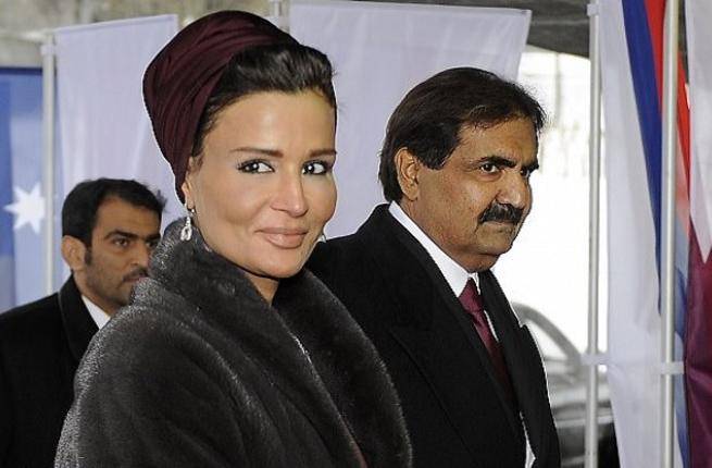 بالصور شاهد كيف عبرت الشيخة موزة  عن حبها  لزجها على سرير المستشفى
