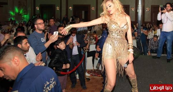 بالصور دومينيك حوراني ابهرت الجمهور في سهرة راس السنة