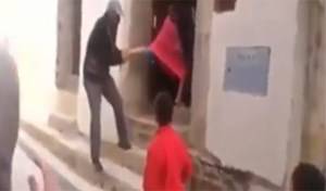 مغربي يضرب زوجته ضرباً مبرحاً امام الجيران المذهولين .. فيديو
