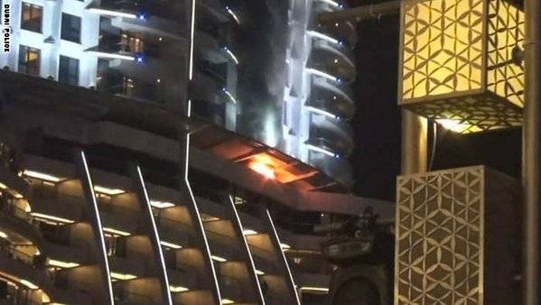 ضاحي خلفان ينشر صورة لما "بدأ" الحريق بفندق "العنوان" في دبي قبل انطلاق الاحتفال بالعام الجديد