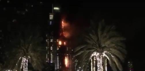 بالفيديو - اندلاع حريق كبير في أحد فنادق دبي قرب برج خليفة