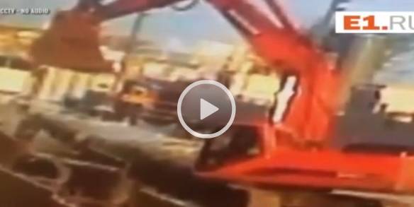 شاهد لحظة سقوط جرافة على رأس عامل بأحد ملاعب
