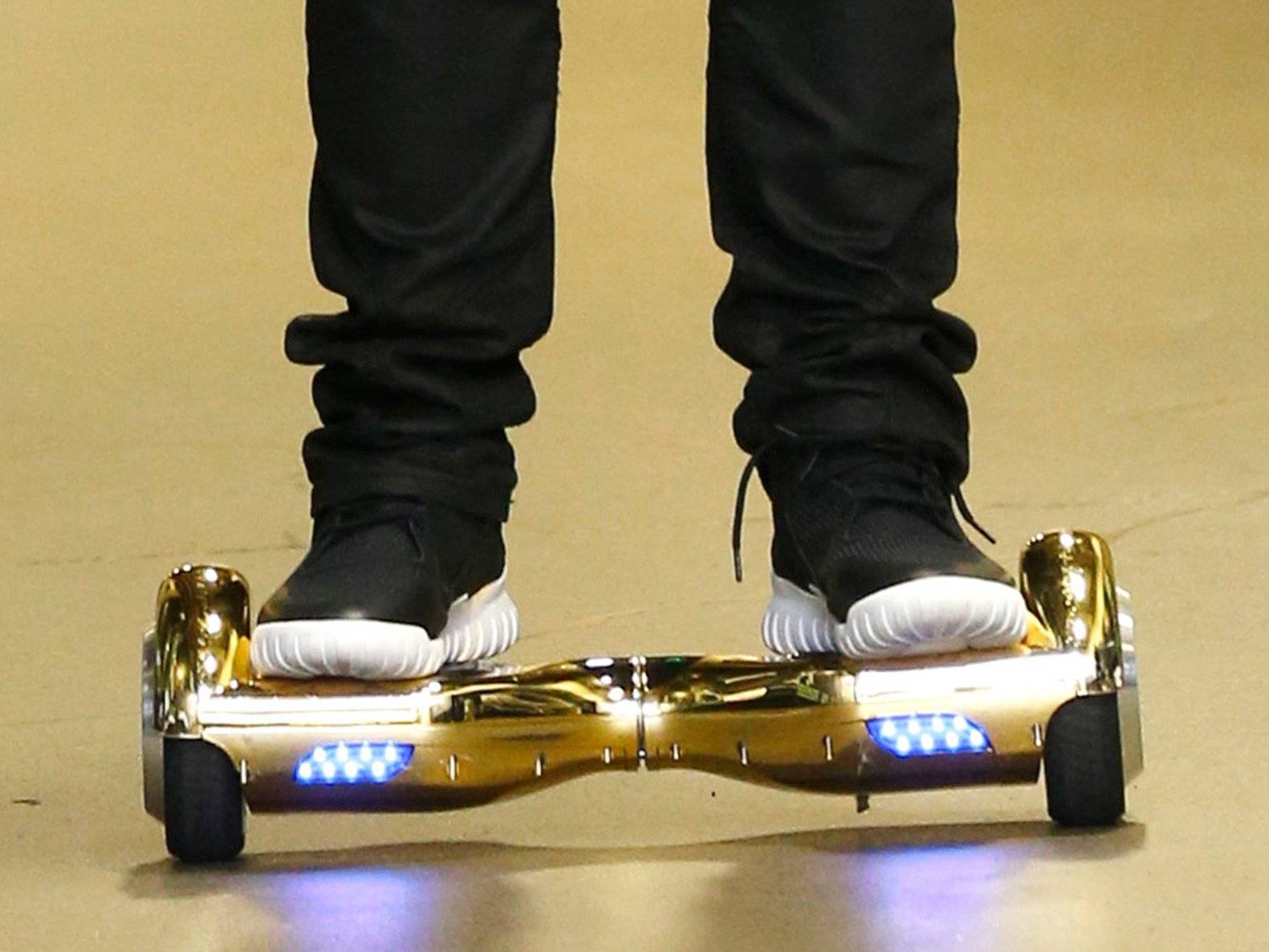بالفيديو..معاقبة كاهن في الفيلبين لاستعماله الـ hoverboard أثناء القداس !