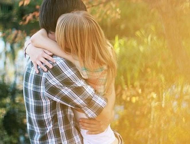 للعناق فوائد كبيرة...تعرّف اليها