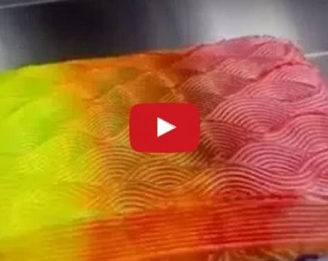 بالفيديو - شاهدوا هذه الكعكة السحرية كيف تتبدل الوانها... ما سرها؟