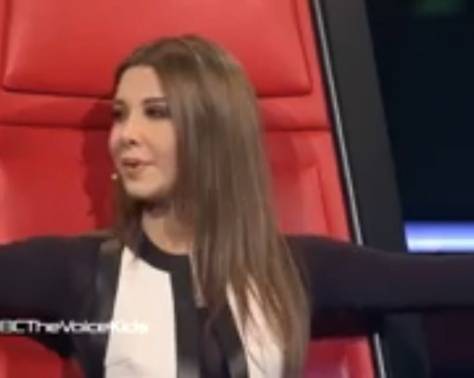 بالفيديو- هذه المشتركة جعلت نانسي تطلب من كاظم وتامر ألا يكبسا الزر! إستمعوا إلى غنائها