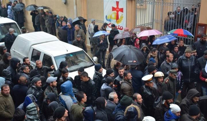 اهالي مدينة القامشلي السورية يودعون العام بتشيع 13 مسيحياً