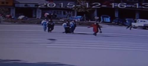 فيديو مروّع: معلمة تخاطر بحياتها من أجل طلابها!