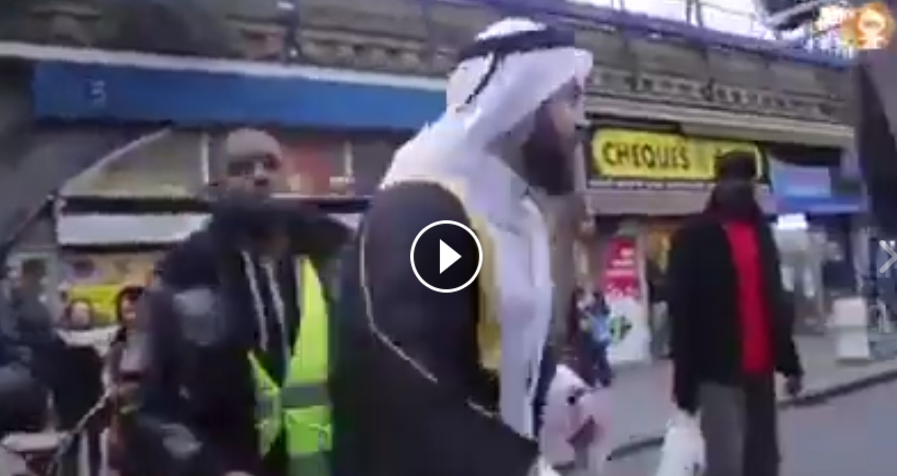 شاهدوا رجلا خليجيا يوزّع الأموال على البريطانيين صارخًا 