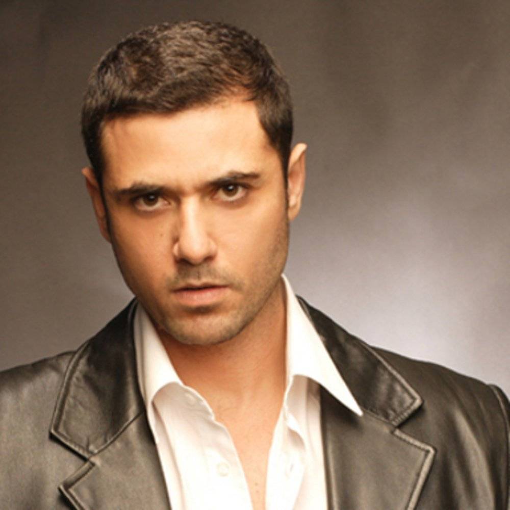 صور صادمة لأحمد عز.. وما علاقة أنغام؟