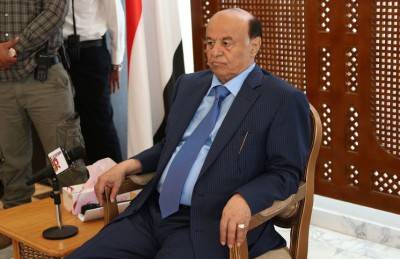 الرئيس اليمني يزور ميناء عدن للمرة الأولى بعد خروج الحوثيين منه