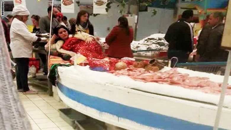 صورة تونسية ترتدي زي "عروس البحر" في مرّكب تجاري تثير جدل "تسليع المرأة"