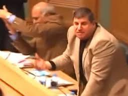 بالفيديو.. نائب أردني لزميله:”هاتي بوسة يا بت” والأخير يرد ”لاقيني برّة”