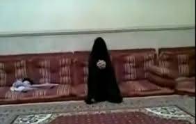 بالصور- خليجية تكتشف ان العاملة لديها رجل..ماذا فعلت؟