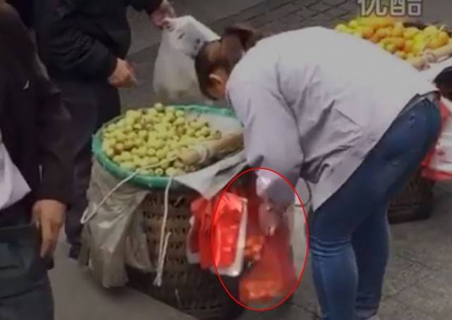 بالفيديو: لن تصدقوا كيف تغش هذه البائعة زبائنها!