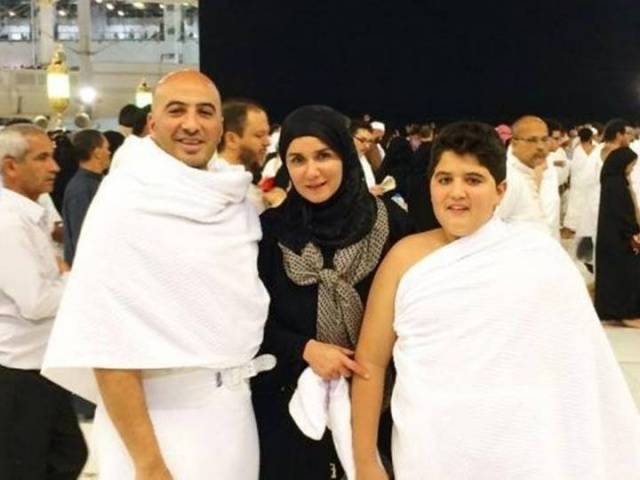 غادة عادل تثير ضجة بصور متناقضة بين العمرة والهوت شورت!!