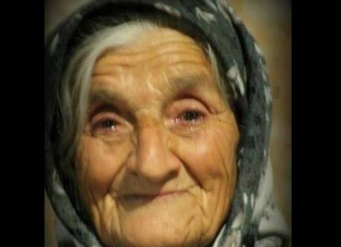 أراد تكريم أمه فقدم لها صندوق ووضع فيه شيء غير عادي!!