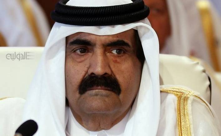 صورة| أمير قطر السابق على كرسيّ متحرك بمطار الدوحة