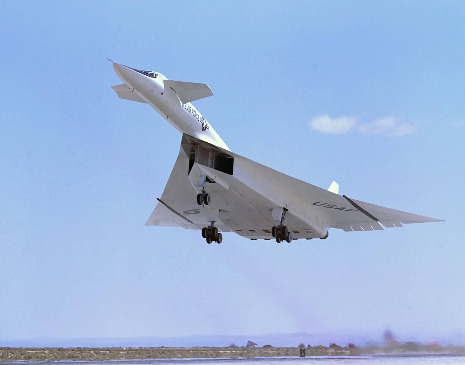 بالفيديو .. القاذفة النووية الأميركية   XB 70 Valkyrie  المزودة بـ 6 محركات نفاثة  والتي تطير بسرعة 3 آلاف كلم/ ساعة