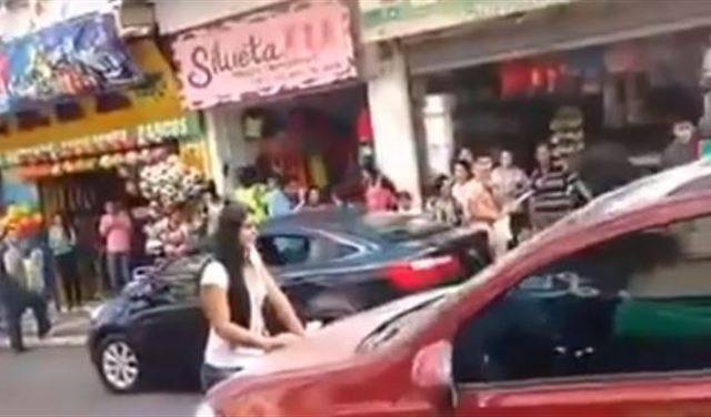 بالفيديو.. أوقفت حركة المرور لتقتص من زوجها الخائن