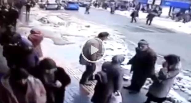 فيديو... تساقط كتل ثلجية ضخمة على رؤوس عابرين طريق