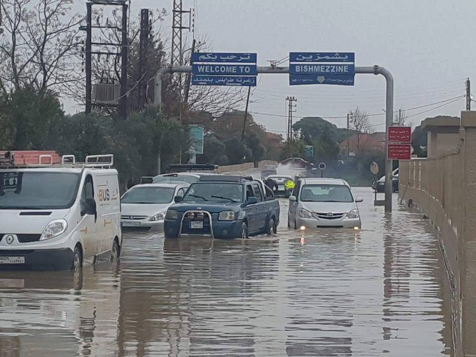 بالصور: الأمطار تغمر الشمال وتحوّل الطرق إلى برك وكوارث!