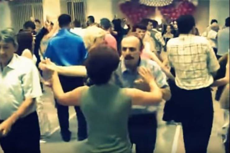 فيديو صادم - أخطأت في الرقص.. ماذا فعل بها زوحها؟