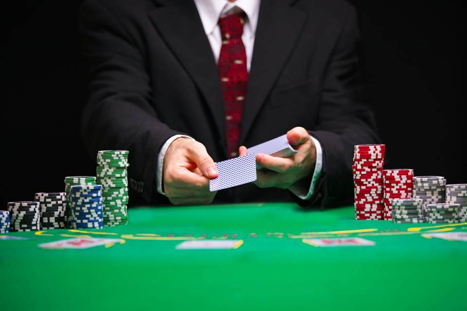 القمار .. نار الحرام التي تأكل الأخضر واليابس