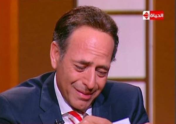 ما هو الشيء الذي ابكى الفنان الراحل ممدوح عبد العليم في اخر لقاء له .. فيديو