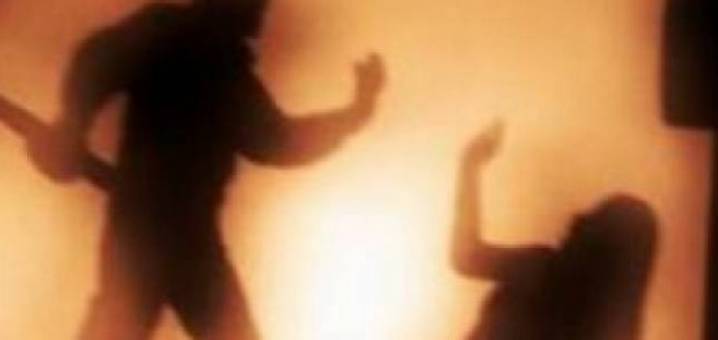 (فيديو) رجل يطعن زوجته 17 مرة بسبب 