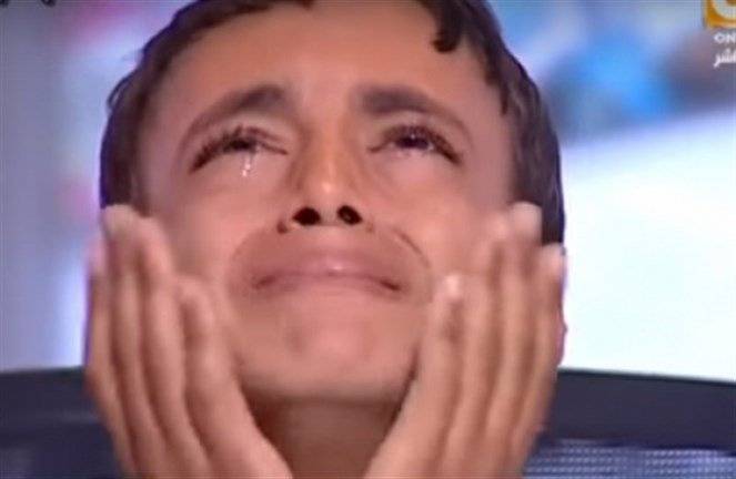 بالفيديو/ أب بلا رحمة يفجع طفليه بوفاة امهما على الهواء مباشرة