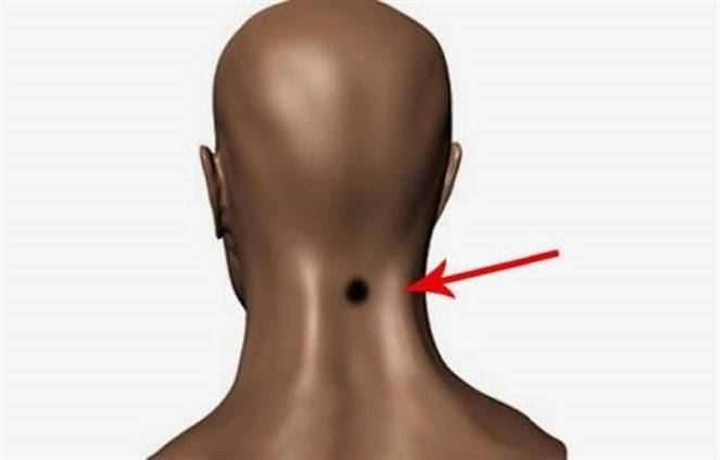 انظر ماذا يحدث عندما تضع مكعب الثلج على هذه النقطة في عنقك