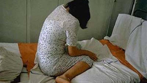 زوج يجبر زوجته على ممارسة الرذيلة مع رئيسه فى العمل