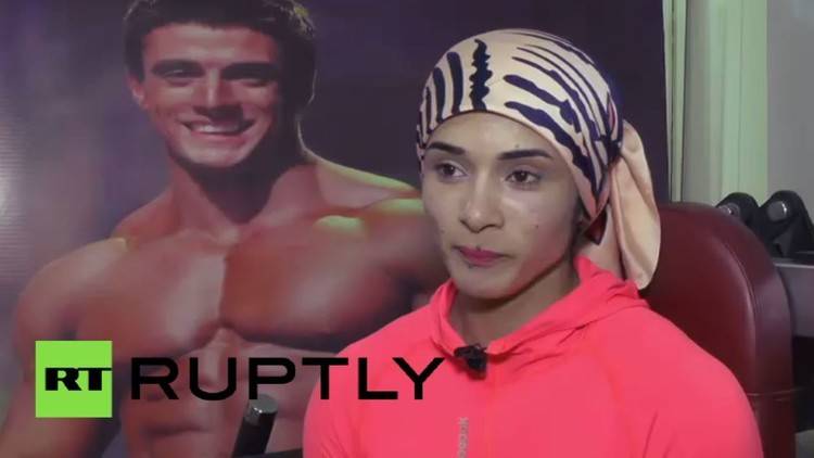 بالفيديو من مصر.. شاهد المرأة الحديدية وهي تمارس رياضة رفع الأثقال