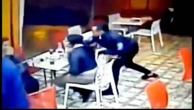 بالفيديو.. حرامي يختطف هاتف فتاة أثناء جلوسها بمطعم مع صديقتها