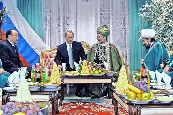 بالصور.. كيف يتناول بوتين طعامه